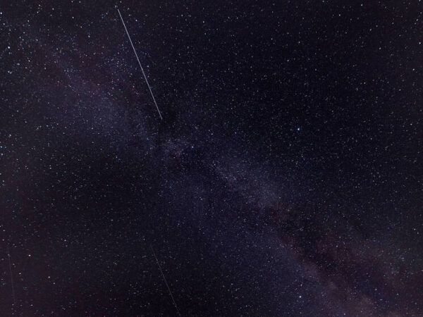 Звездное небо и Млечный Путь с метеором на ночном небе.