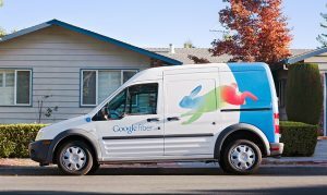 Фургон с логотипом Google Fiber на фоне жилого дома.