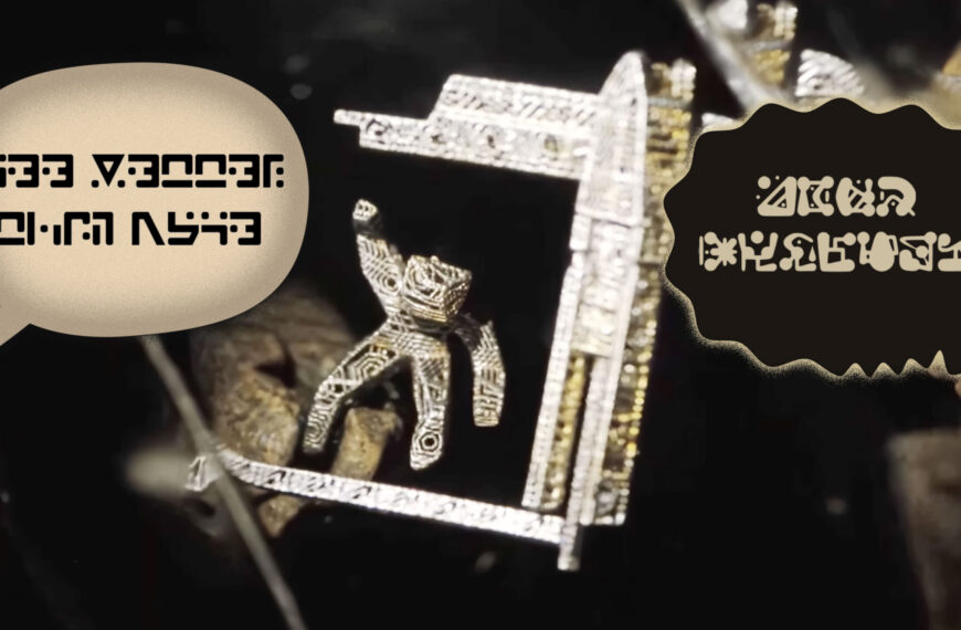 Космический робот в шлеме рядом с конструкцией на тёмном фоне, текст на инопланетном языке.