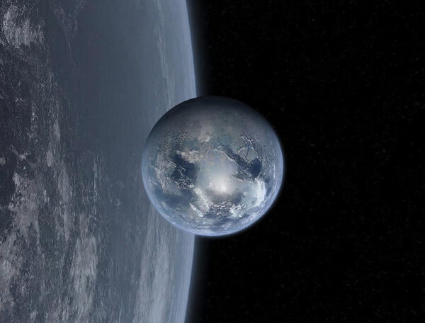 Планета в космосе с частичным освещением рядом с другой небесной телой на тёмном фоне.