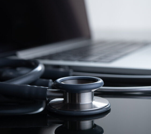 Стетоскоп и ноутбук на столе, символизируют цифровую медицину.