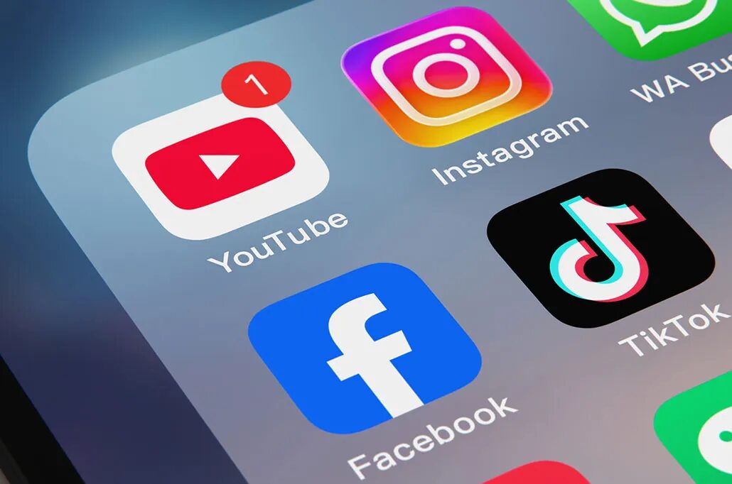 шапка экрана с иконками приложений для YouTube, instagram, facebook, TikTok и других