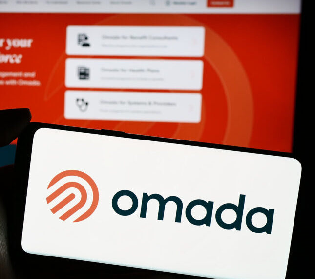 Логотип Omada на экране смартфона на фоне веб-сайта с описанием услуг.