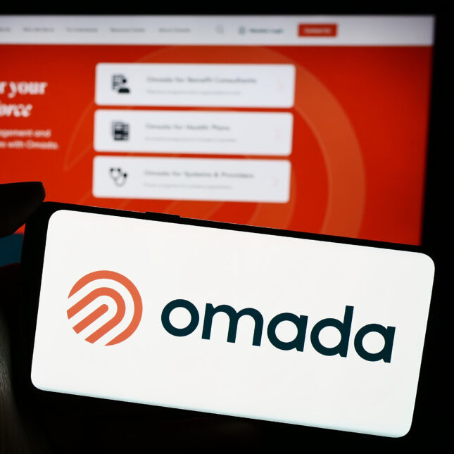 STAT+: Компания Omada сообщает о первом прибыльном квартале, используя широкие возможности, предоставляемые препаратом GLP-1. 2 Логотип Omada на экране смартфона на фоне веб-сайта с описанием услуг.