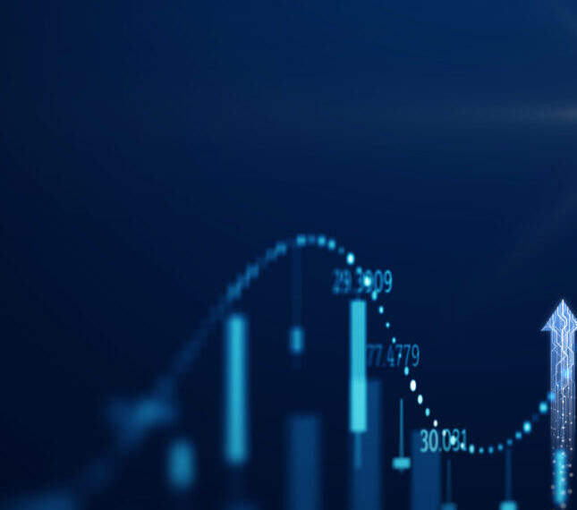 График с цифровыми данными и растущей стрелкой на синем фоне. Финансовый рост.