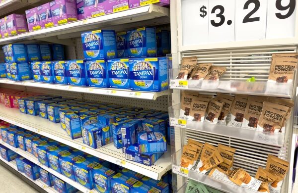 Много шума из-за белка 4 Я не шутила насчет того, что в Target протеиновый порошок продается в отделе тампонов.