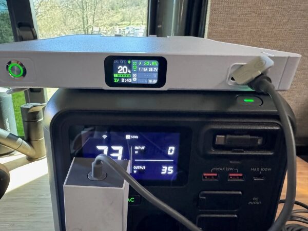 Усовершенствованная портативная радиостанция Starlink Mini с питанием от батареи уже здесь! 15 Зарядка осуществляется с помощью сетевого зарядного устройства, входящего в комплект Starlink Mini.