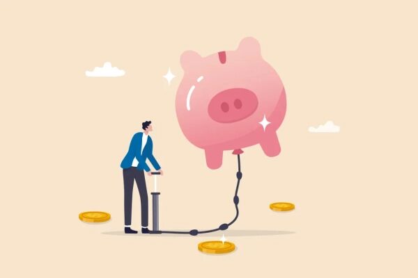 Человек накачивает копилку-воздушный шар насосом, концепция финансового роста.