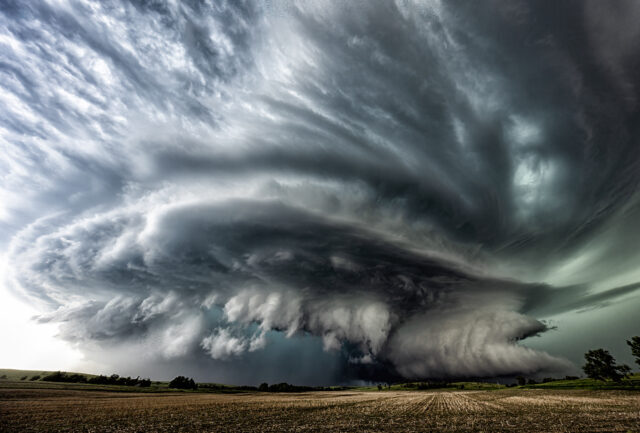 Суперячейка над полем: тёмные грозовые облака, предвещающие сильный шторм.