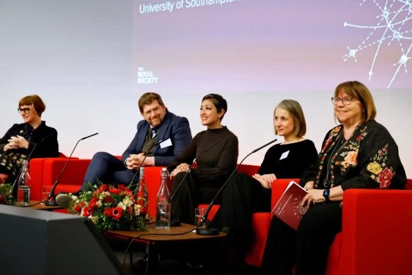 Панельная дискуссия на мероприятии в университете Саутгемптона, пять человек на сцене.