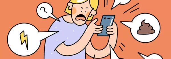 Человек с телефоном в шоке от полученных сообщений, включающих символы молнии и какашки.