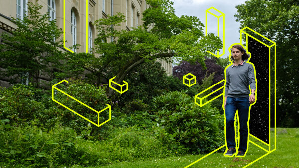 Мужчина в парке с неоновыми жёлтыми геометрическими фигурами на фоне здания.