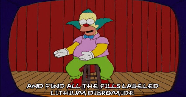 Клоун на сцене в мультфильме с текстом о поиске таблеток литиума дибромида.