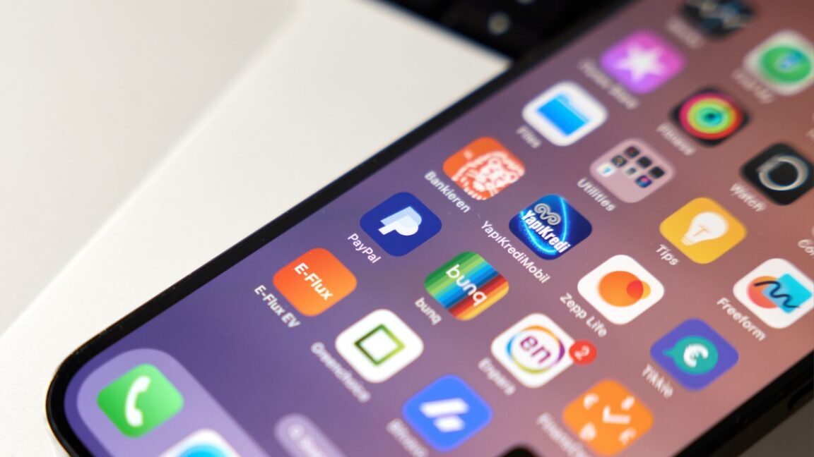 Крупный план экрана iPhone 14 Pro