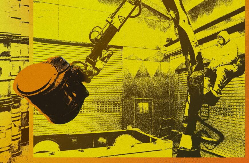 Роботизированная рука в защитной комнате перерабатывает отходы.