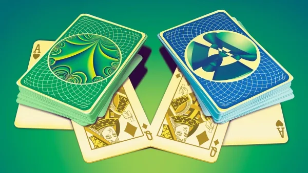 Карты для покера с зелёными рисунками на фоне других карт.