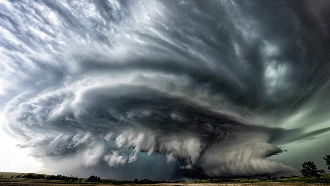 Суперъячейковая гроза в сельской местности. Возможны все виды опасностей, включая ветер, град, молнии, торнадо, сильный дождь.