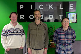 Эй Джей Мейер, Дэн Палуска и Ариана Эйзенштейн в штаб-квартире своей компании в Чарлстауне, штат Массачусетс.