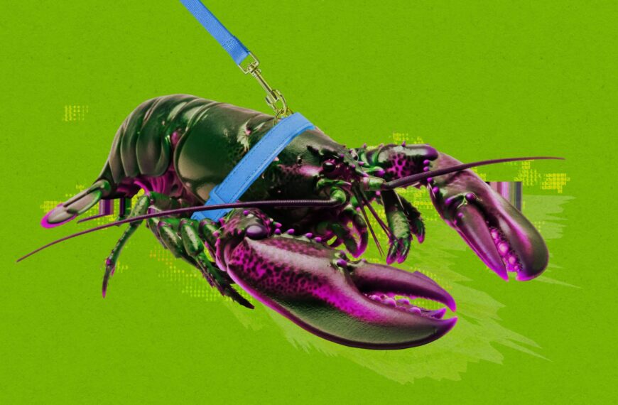 Лобстер в сине-зеленом тоне, прицепленный на поводок, на ярко-зеленом фоне.