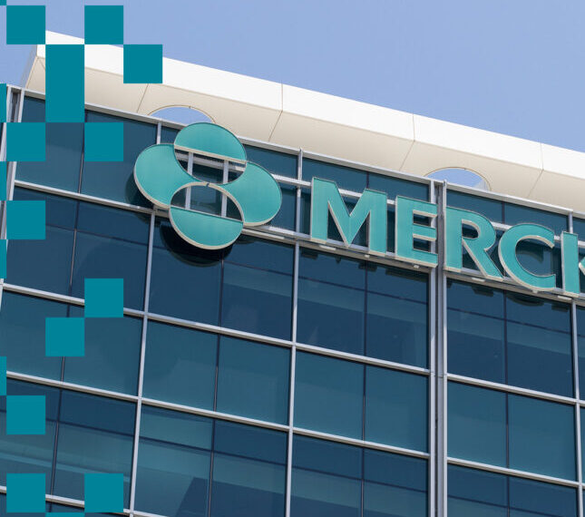 Фасад здания с логотипом Merck, стеклянные окна, голубое небо.