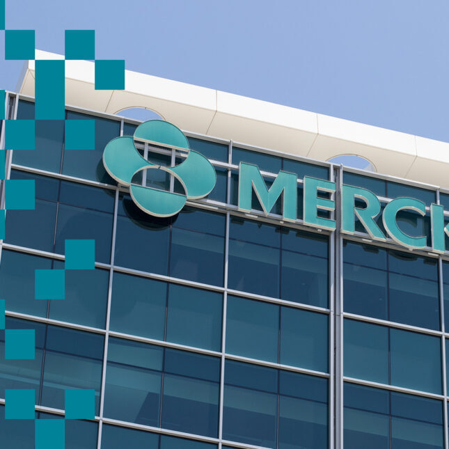 Фасад здания с логотипом Merck, стеклянные окна, голубое небо.