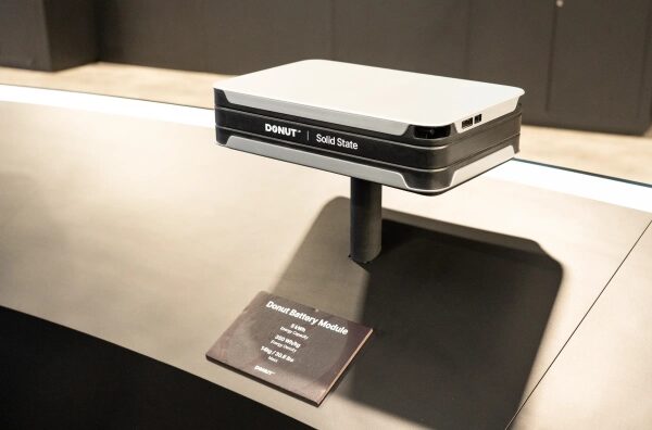 Твердотельный аккумулятор Donut на выставочном стенде, современный дизайн.