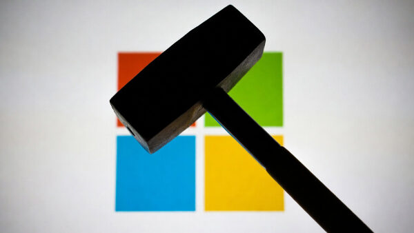 Молот перед логотипом технологической компании с цветными квадратами.