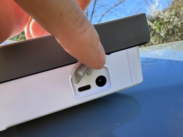 Усовершенствованная портативная радиостанция Starlink Mini с питанием от батареи уже здесь! 13 <em>Двунаправленный порт USB-C и новый цилиндрический разъем, совместимый с зарядным устройством, поставляемым в комплекте со Starlink Mini.</em>