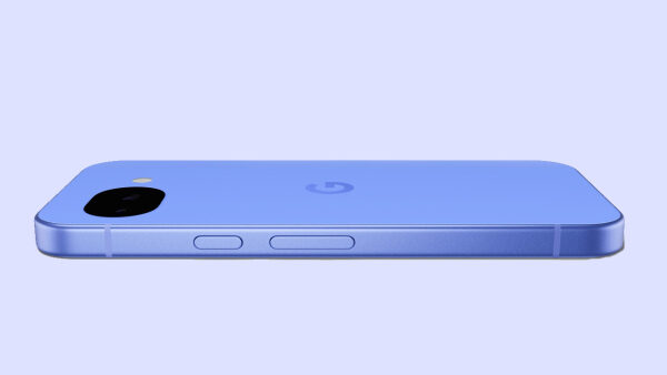 Смартфон Google Pixel синего цвета, вид сбоку.