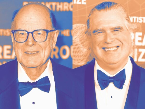 Два человека в смокингах и бабочках на официальном мероприятии.