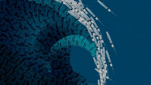 Волна из пластиковых мусорных контейнеров формирует завихрение в море.