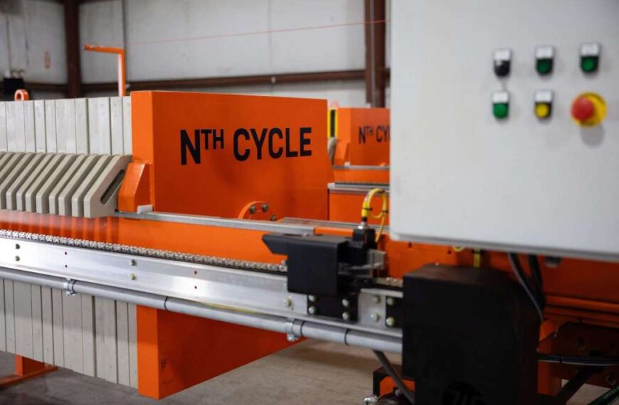 Оранжевое промышленное оборудование в производственном цехе с надписью "NTH Cycle".
