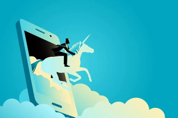 Человек на единороге выезжает из смартфона в облака, концепция цифровой фантазии.