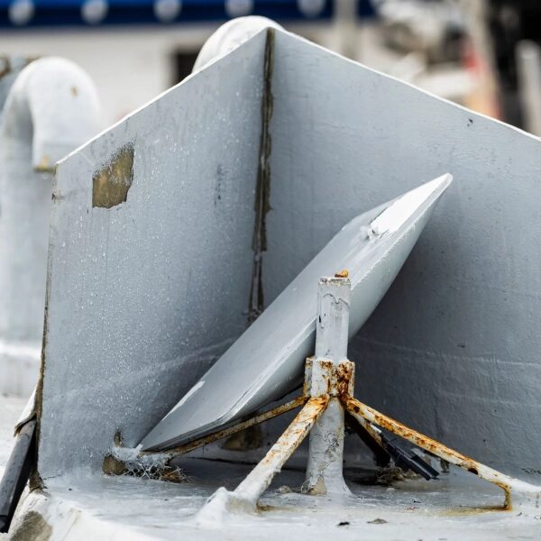 Панель Starlink с ржавым креплением