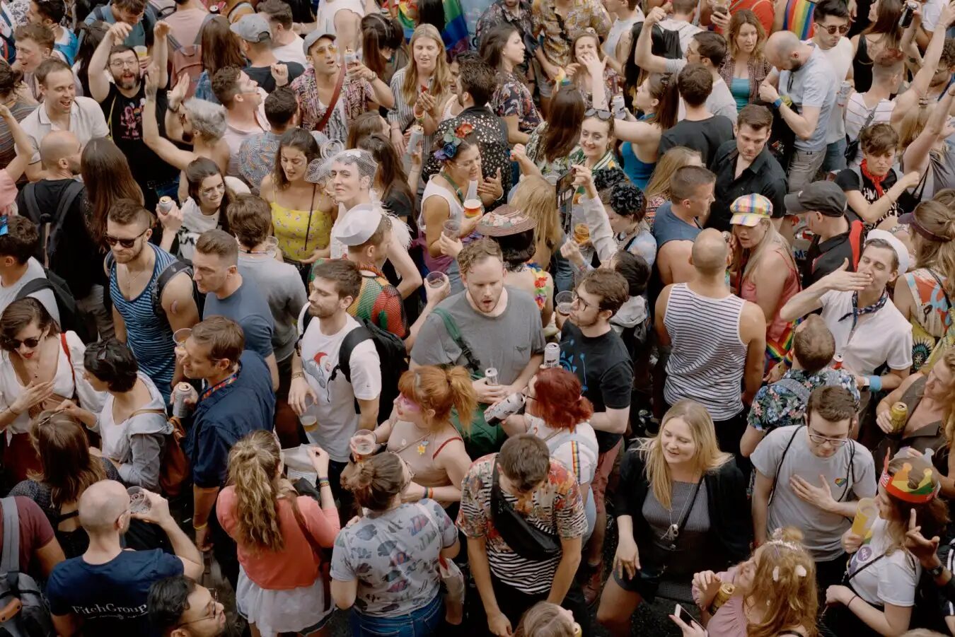 Толпа людей на фестивале, веселятся и общаются друг с другом.