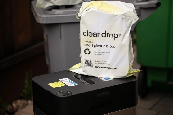 Предоплаченный почтовый пакет. Почтовая этикетка находится на обратной стороне.