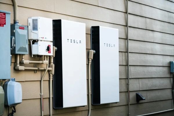 Домашние аккумуляторы Tesla Powerwall, установленные на стене для хранения энергии.
