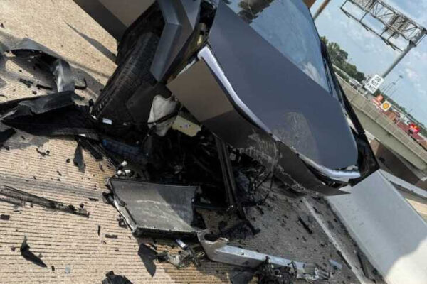 Авария: разбитый автомобиль на шоссе, повреждения передней части и окружающего покрытия.