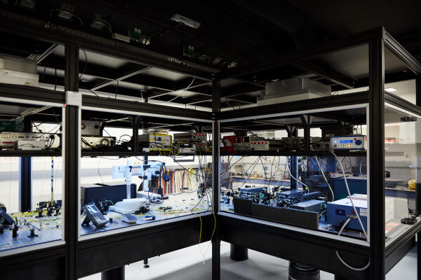 Оборудование и оптические столы в лаборатории Делфтского технологического университета, в которой размещен специальный кристалл, способный хранить квантовую память и служить сетевым узлом для квантовой связи на большие расстояния.