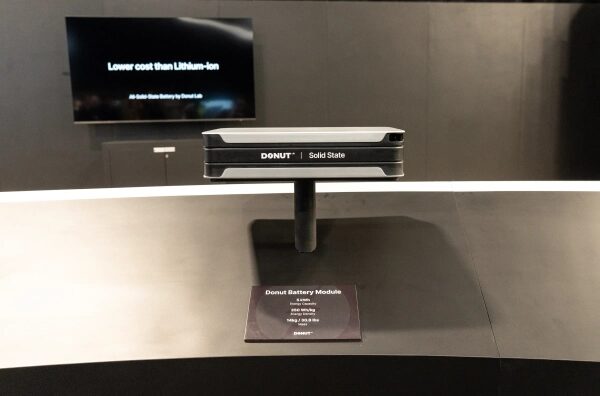 Твердотельный аккумулятор Donut на выставке, показывает замещающий литий-ион стоимость.