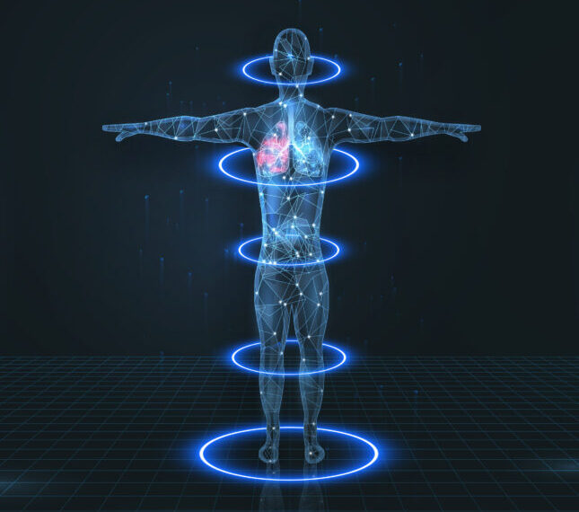 Цифровая фигура человека с яркими кольцами и светящимися легкими на темном фоне.