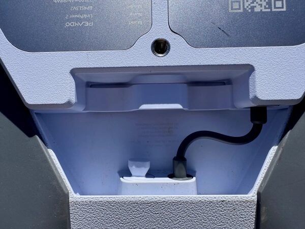 Усовершенствованная портативная радиостанция Starlink Mini с питанием от батареи уже здесь! 14 <em>LinkPower 2 подключается к Starlink Mini через входящий в комплект цилиндрический разъем.</em>