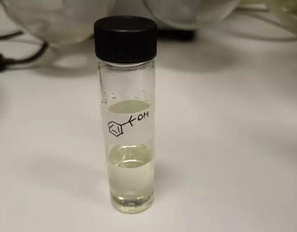 Прозрачный раствор в бутылочке с черной крышкой, химическая формула на этикетке.