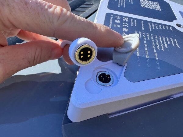 Усовершенствованная портативная радиостанция Starlink Mini с питанием от батареи уже здесь! 10 Более детальный обзор магнитного разъема.