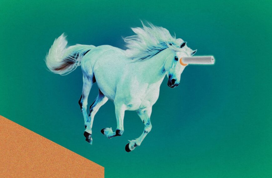 Белая лошадь с сигаретой в пасти на зеленом фоне, сюрреалистический коллаж.