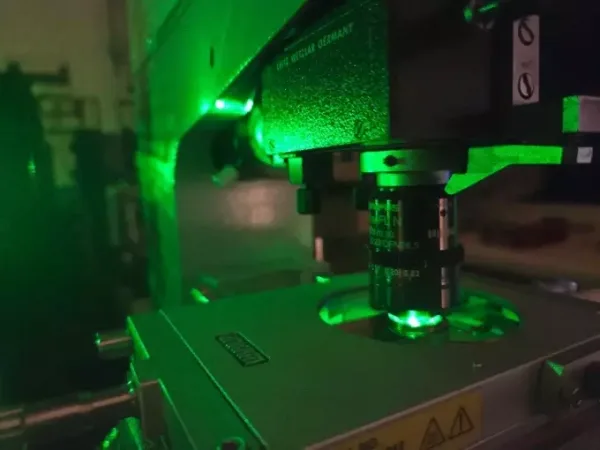 Лазерный микроскоп в лаборатории с зеленым светом.
