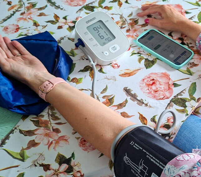 Измерение артериального давления тонометром на руке, данные на смартфоне и приборе.