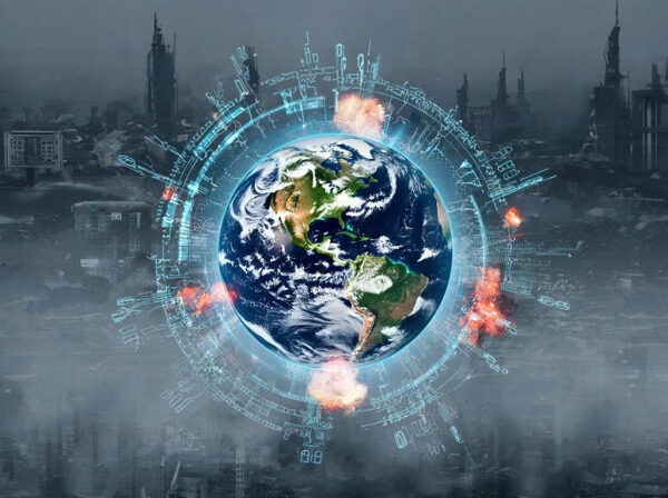 Планета Земля окружена цифровыми элементами и взрывами на фоне города.