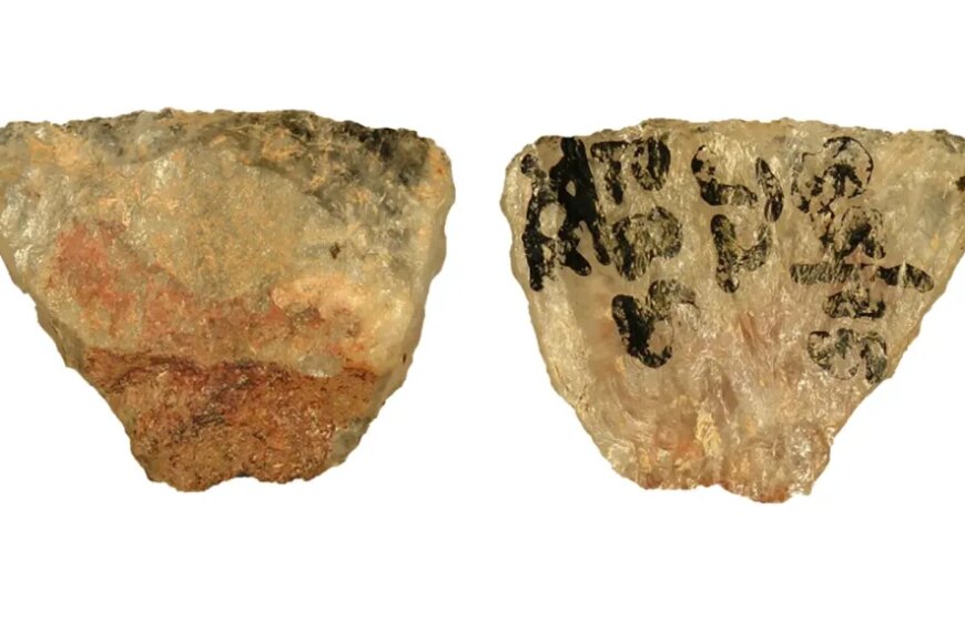 Древняя керамическая черепица с надписями на двух сторонах, археологическая находка.