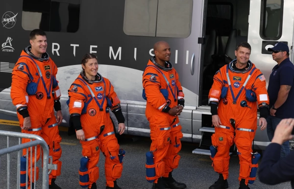 Изображение может содержать: лицо, голова взрослого человека-космонавта, одежда, пальто и куртка.